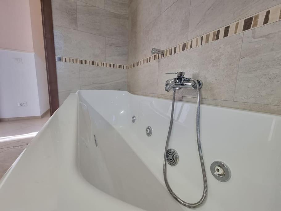 -5 Min From Bus Stop-Free Parking Bagian luar foto